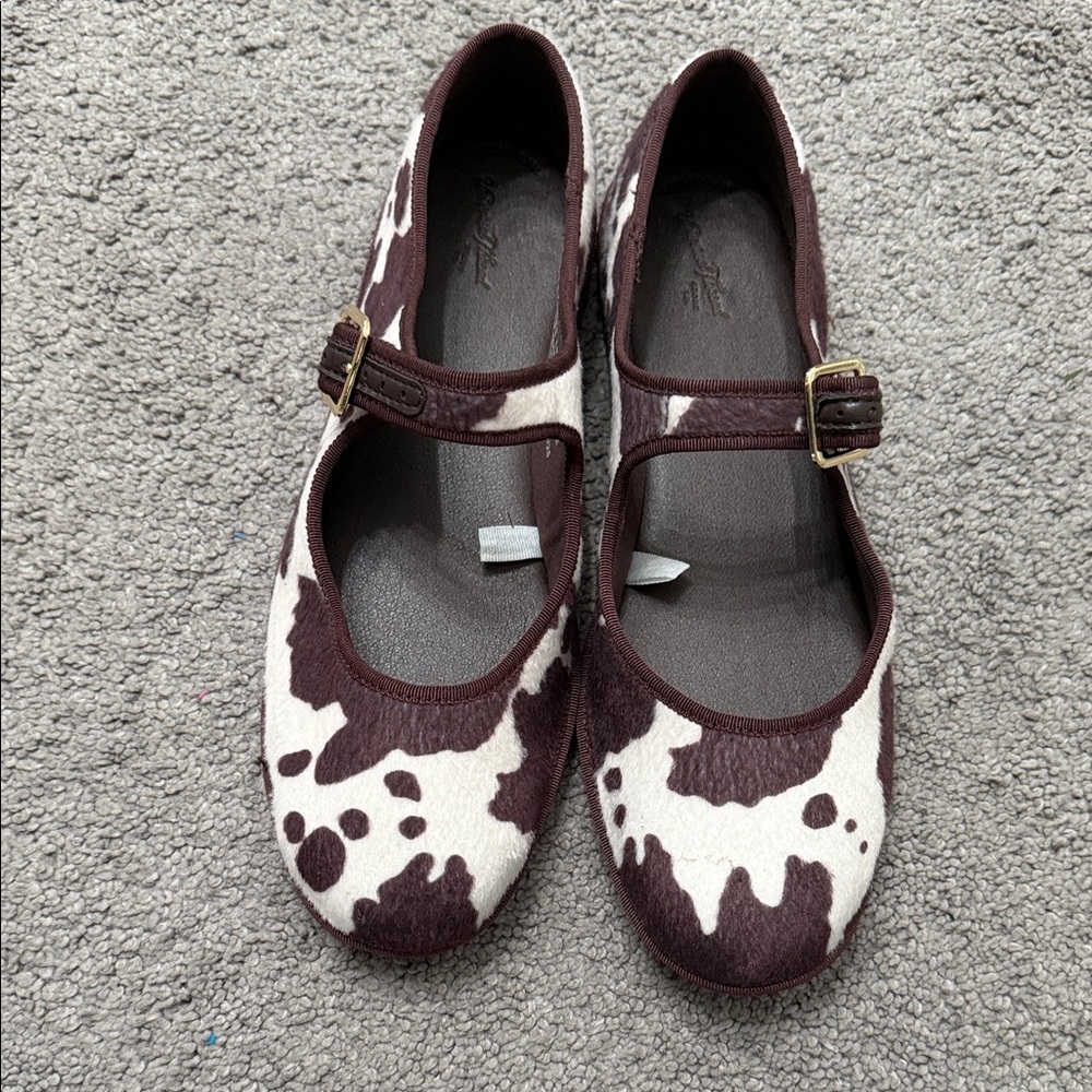 Universal Thread Brown and Cream Flats